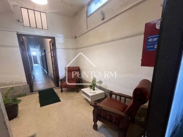 Apartamento con renta frente al Clinicas (Muy buena inversión) (ID V-118)