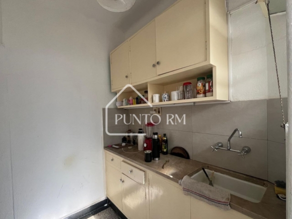 Apartamento con renta frente al Clinicas (Muy buena inversión) (ID V-118)