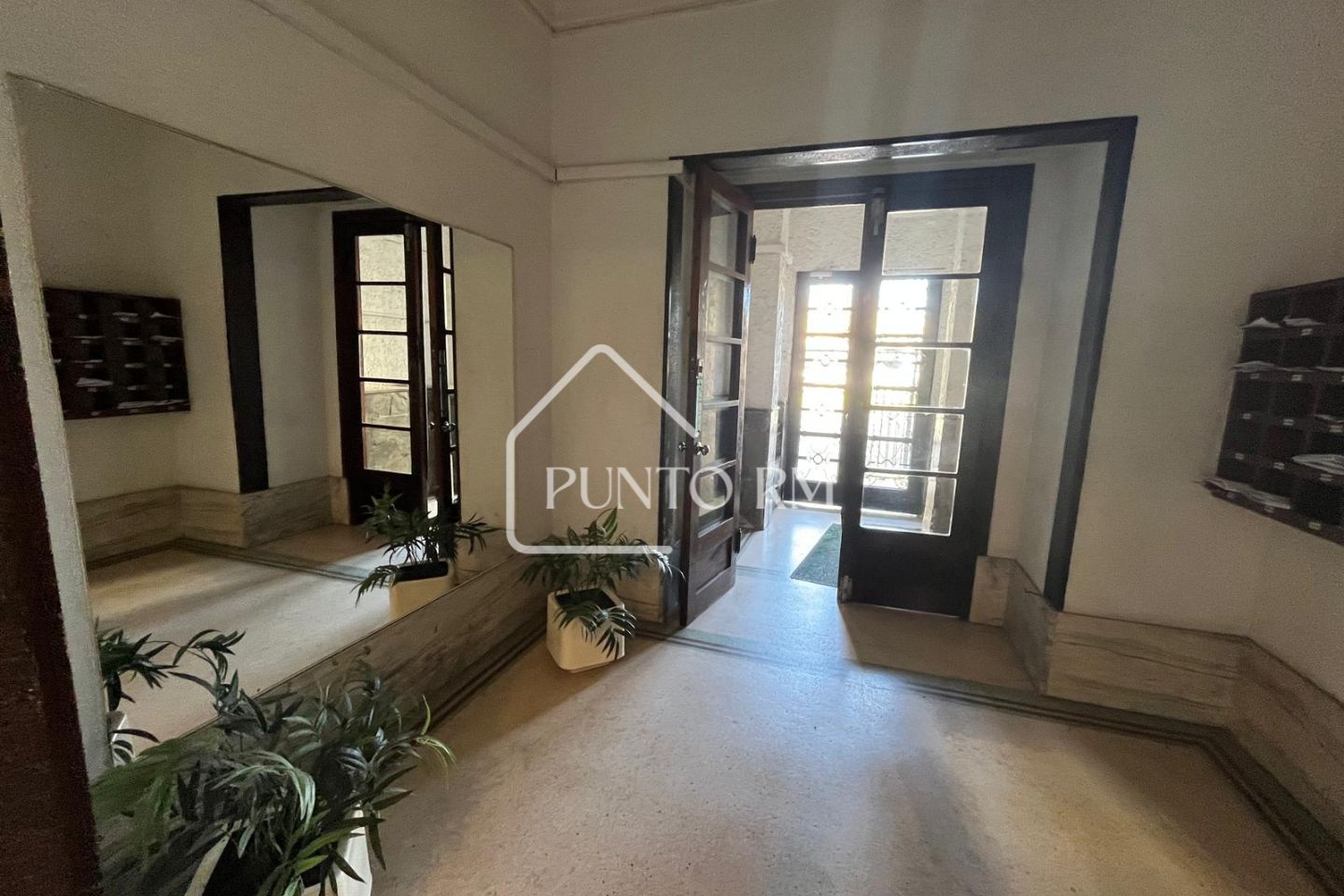 Apartamento con renta frente al Clinicas (Muy buena inversión) (ID V-118)