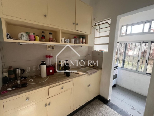 Apartamento con renta frente al Clinicas (Muy buena inversión) (ID V-118)