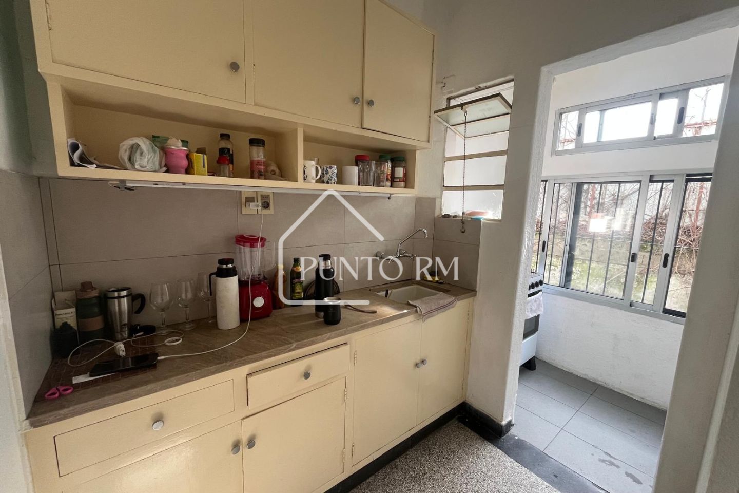 Apartamento con renta frente al Clinicas (Muy buena inversión) (ID V-118)